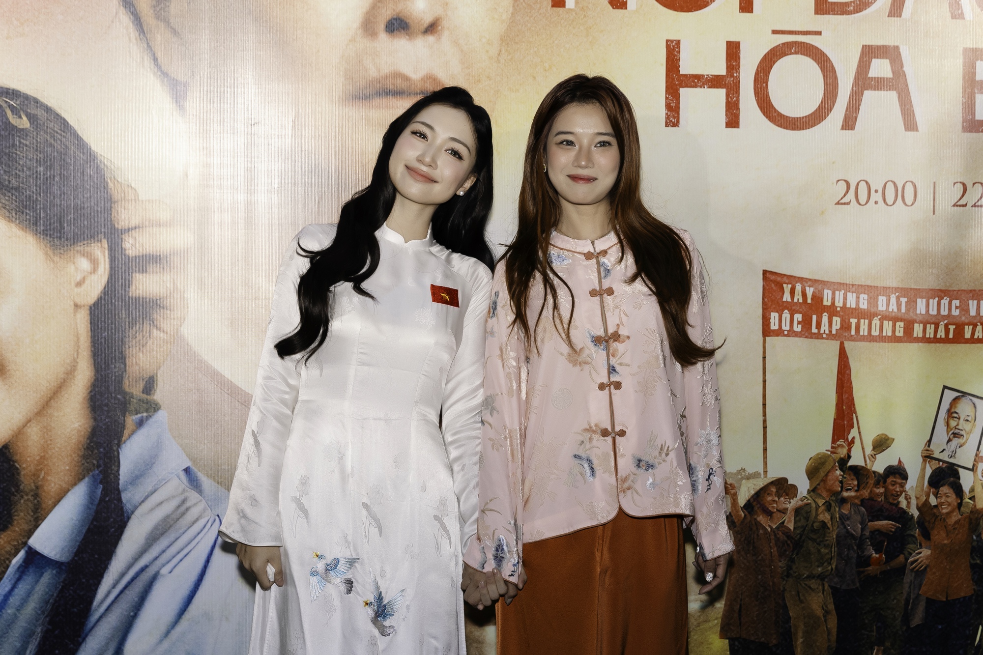 Chi Pu, Tiểu Vy, MONO... chia sẻ mất mát với Hòa Minzy giữa sự kiện, nữ ca sĩ bật khóc trong vòng tay gia đình Hoa Dâm Bụt- Ảnh 23. Chi Pu, Tiểu Vy, MONO... chia sẻ mất mát với Hòa Minzy giữa sự kiện, nữ ca sĩ bật khóc trong vòng tay gia đình Hoa Dâm Bụt- Ảnh 23.