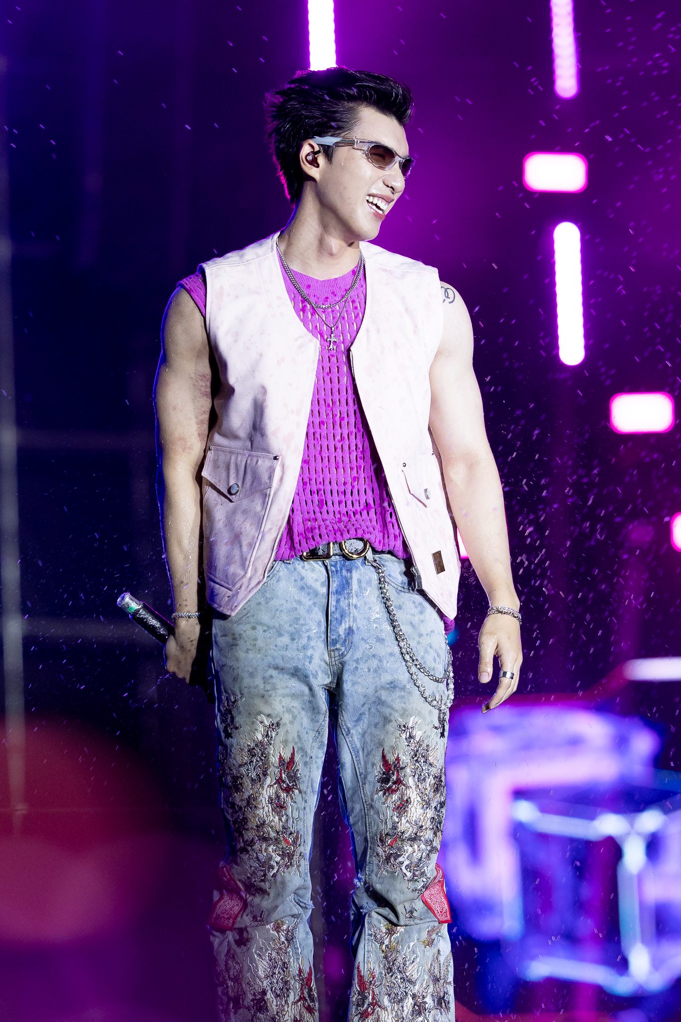 HIEUTHUHAI lộ cả bắp tay bầm tím sau 4 tháng