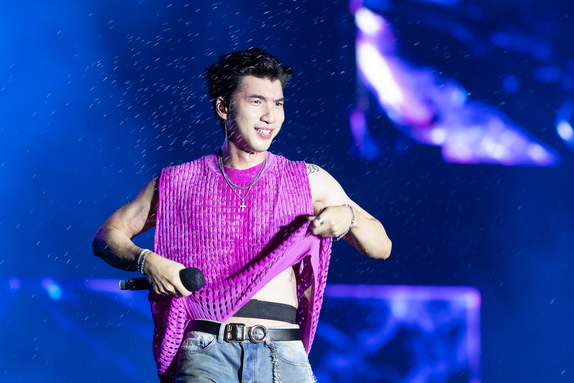 HIEUTHUHAI lộ cả bắp tay bầm tím sau 4 tháng