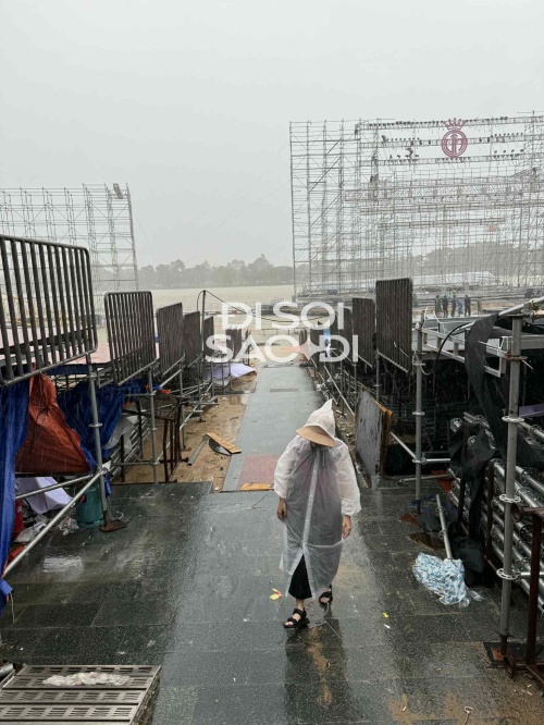 Cảnh tượng sốc: Sân khấu Chung kết Hoa hậu Việt Nam ngập trong mưa lũ, BTC ra thông báo khẩn trong đêm- Ảnh 7.