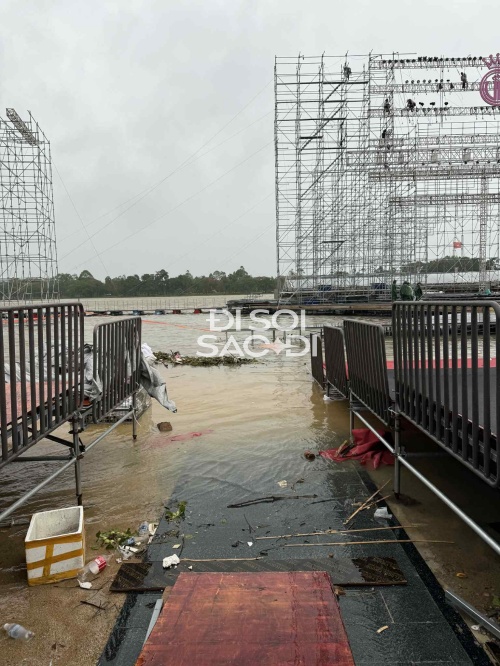 Cảnh tượng sốc: Sân khấu Chung kết Hoa hậu Việt Nam ngập trong mưa lũ, BTC ra thông báo khẩn trong đêm- Ảnh 8.