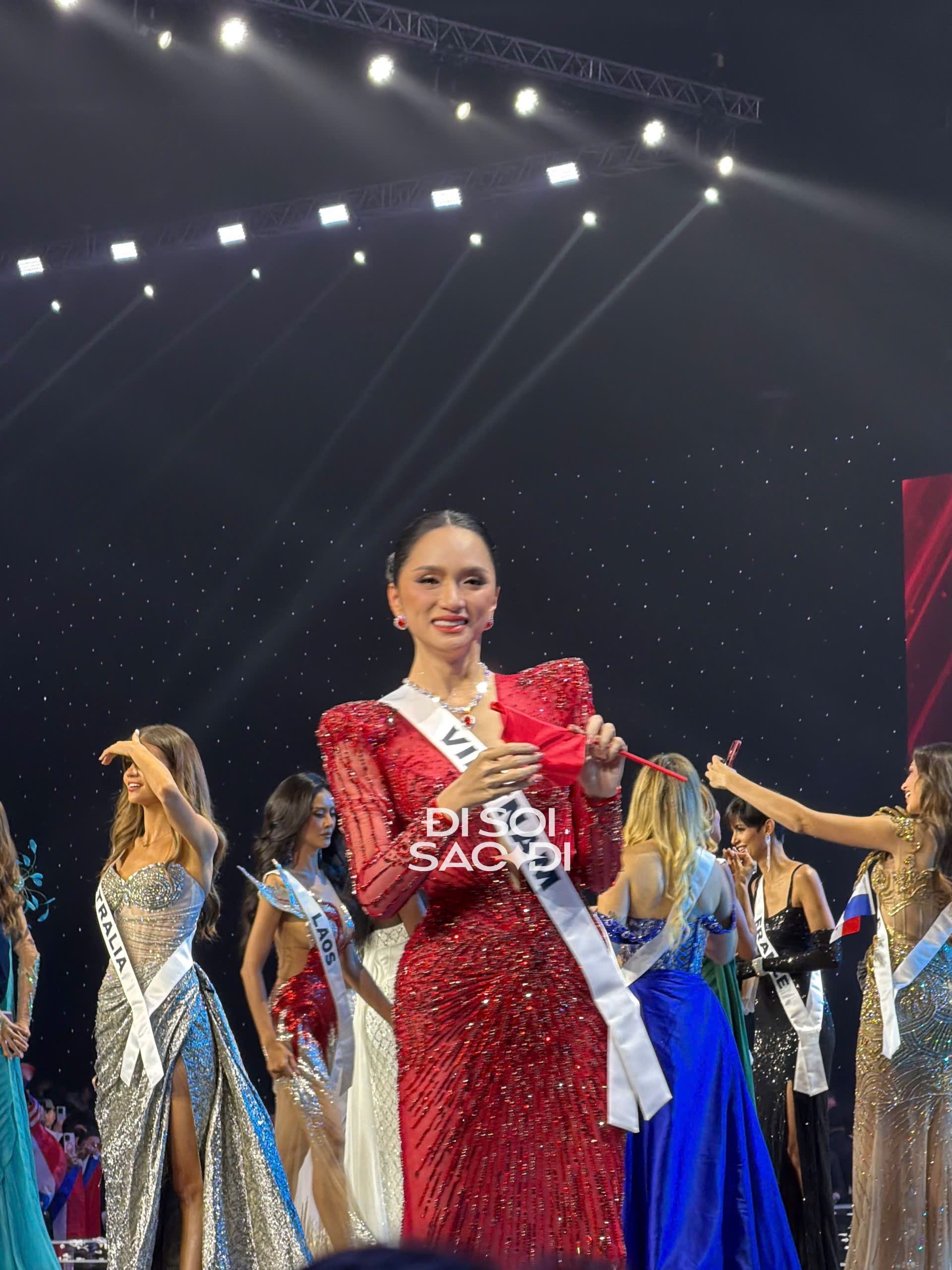 Hương Giang bật khóc,