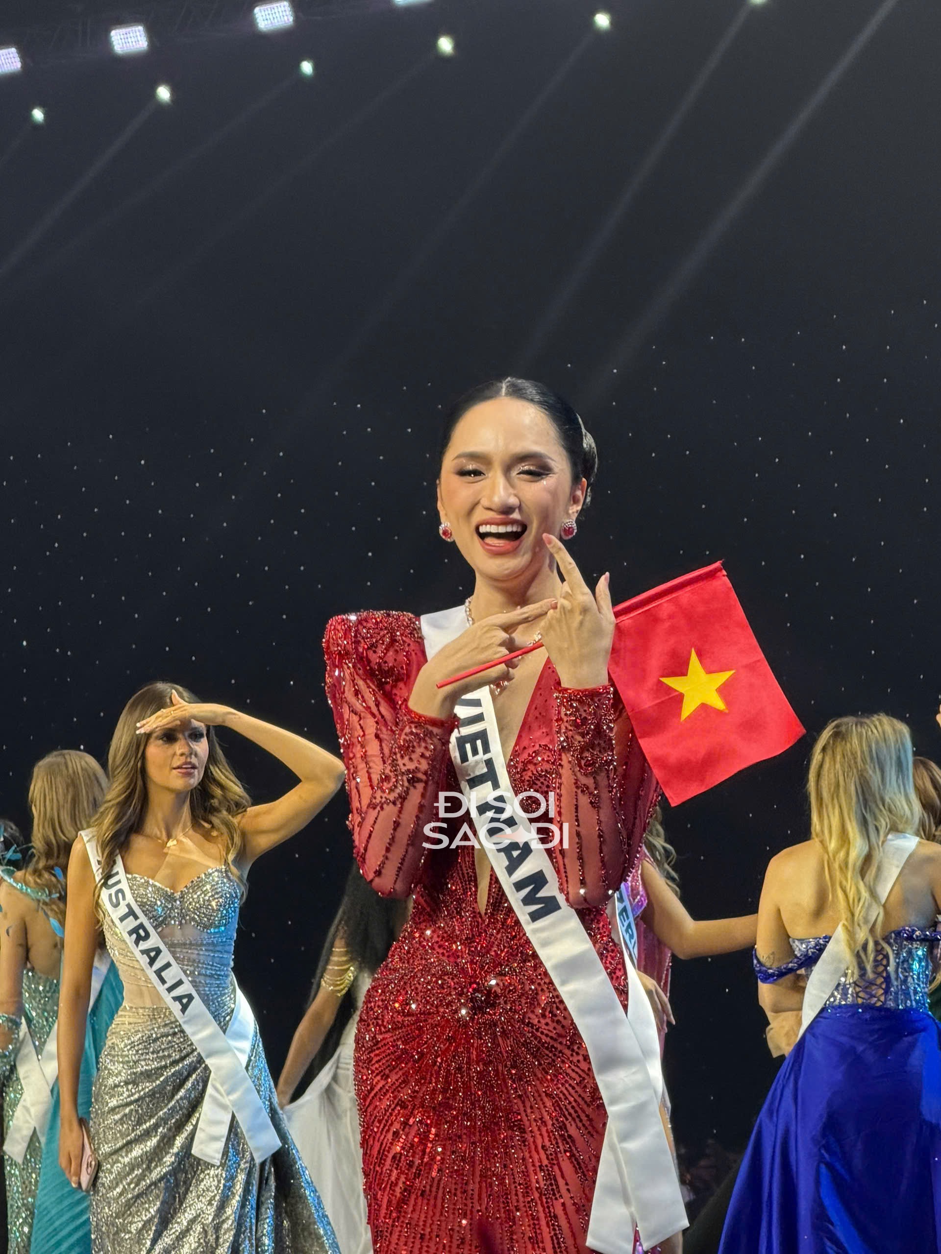 Hương Giang bật khóc,