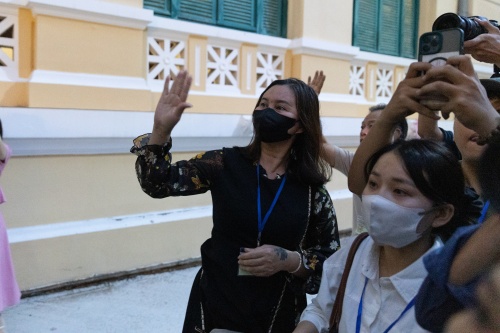 Mẹ Thùy Tiên gục khóc, con gái vẫy tay chào sau khi nghe tòa tuyên án 2 năm tù- Ảnh 6.