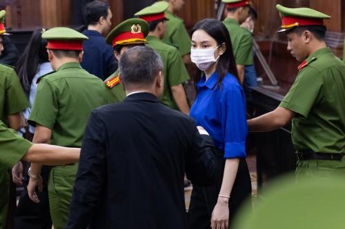 Mẹ Thùy Tiên gục khóc, con gái vẫy tay chào sau khi nghe tòa tuyên án 2 năm tù- Ảnh 2.