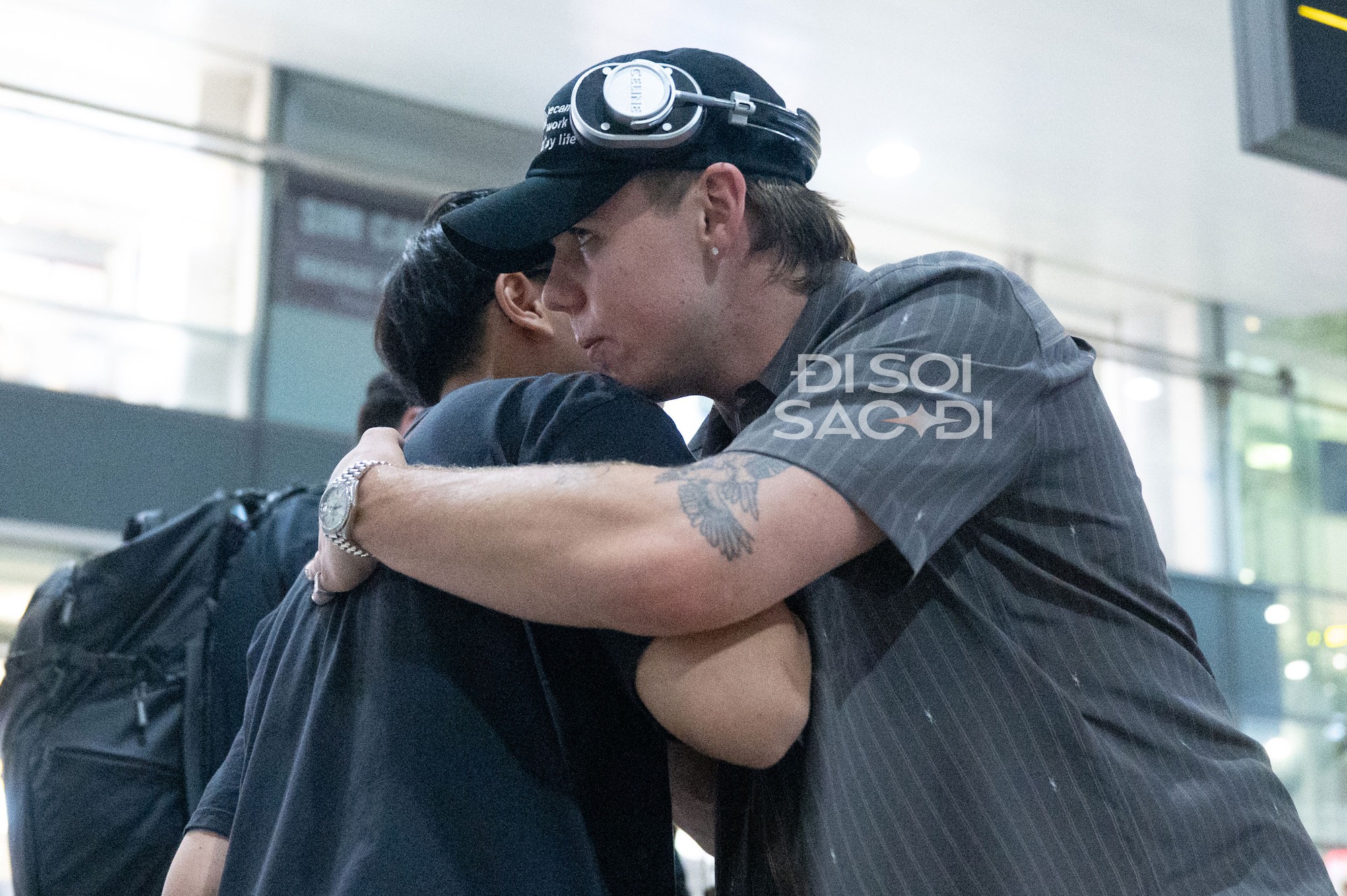 "Hoàng tử tạo hit với Justin Bieber" đổ bộ Nội Bài, bay cùng chuyến với 1 sao Việt cực đặc biệt! k15 1755623973570 17556239737481955118526