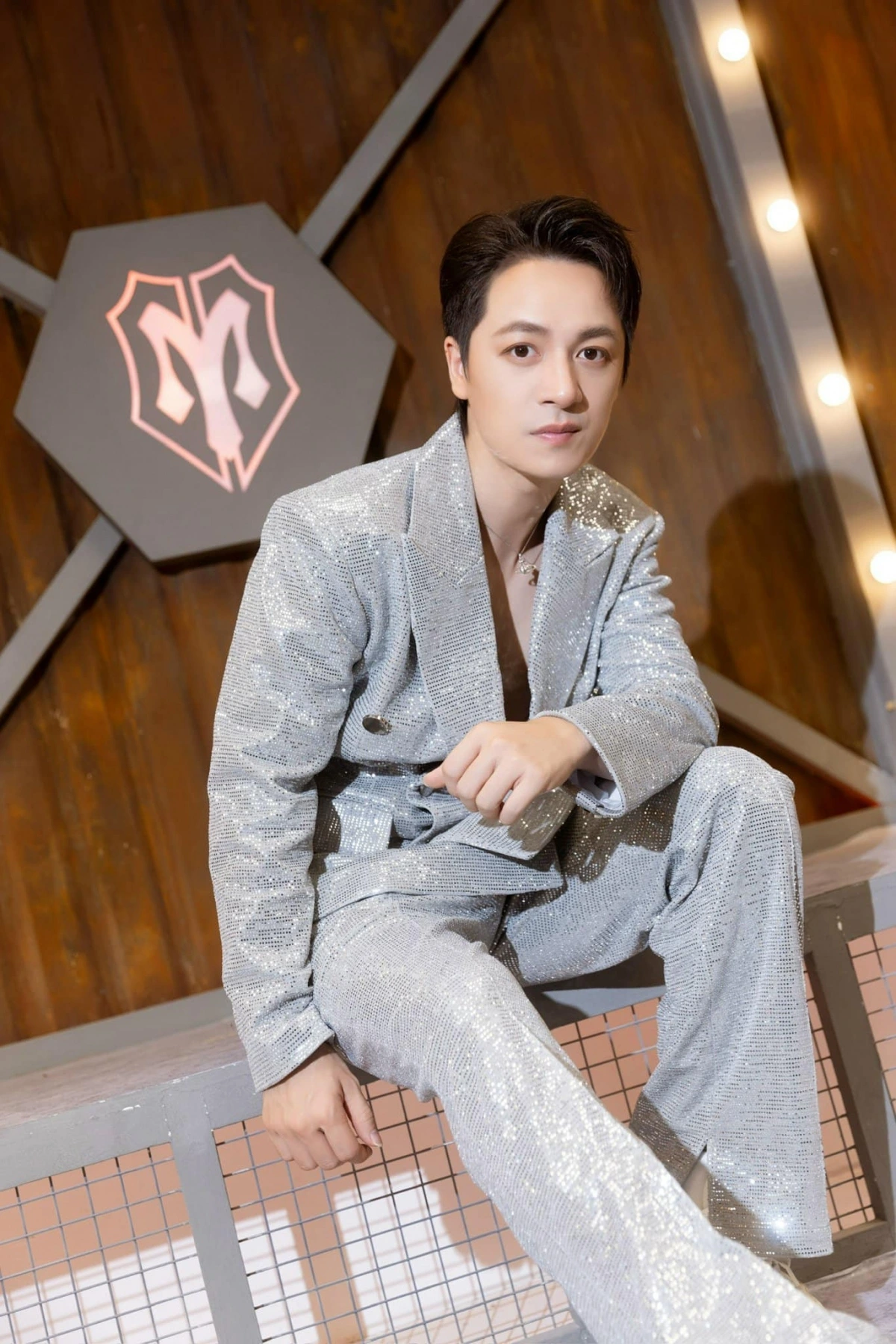 Nam ca sĩ sở hữu biệt thự từ Việt Nam tới Hungary: Mắc bệnh lạ, 2 lần phẫu thuật, hôn nhân viên mãn tuổi 42- Ảnh 1.