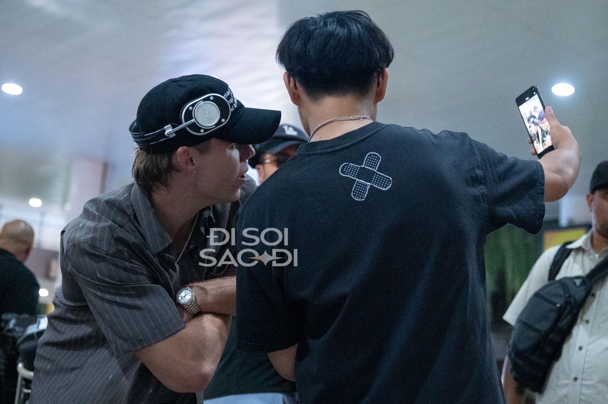 "Hoàng tử tạo hit với Justin Bieber" đổ bộ Nội Bài, bay cùng chuyến với 1 sao Việt cực đặc biệt! k16 1755623974515 17556239749011125256621