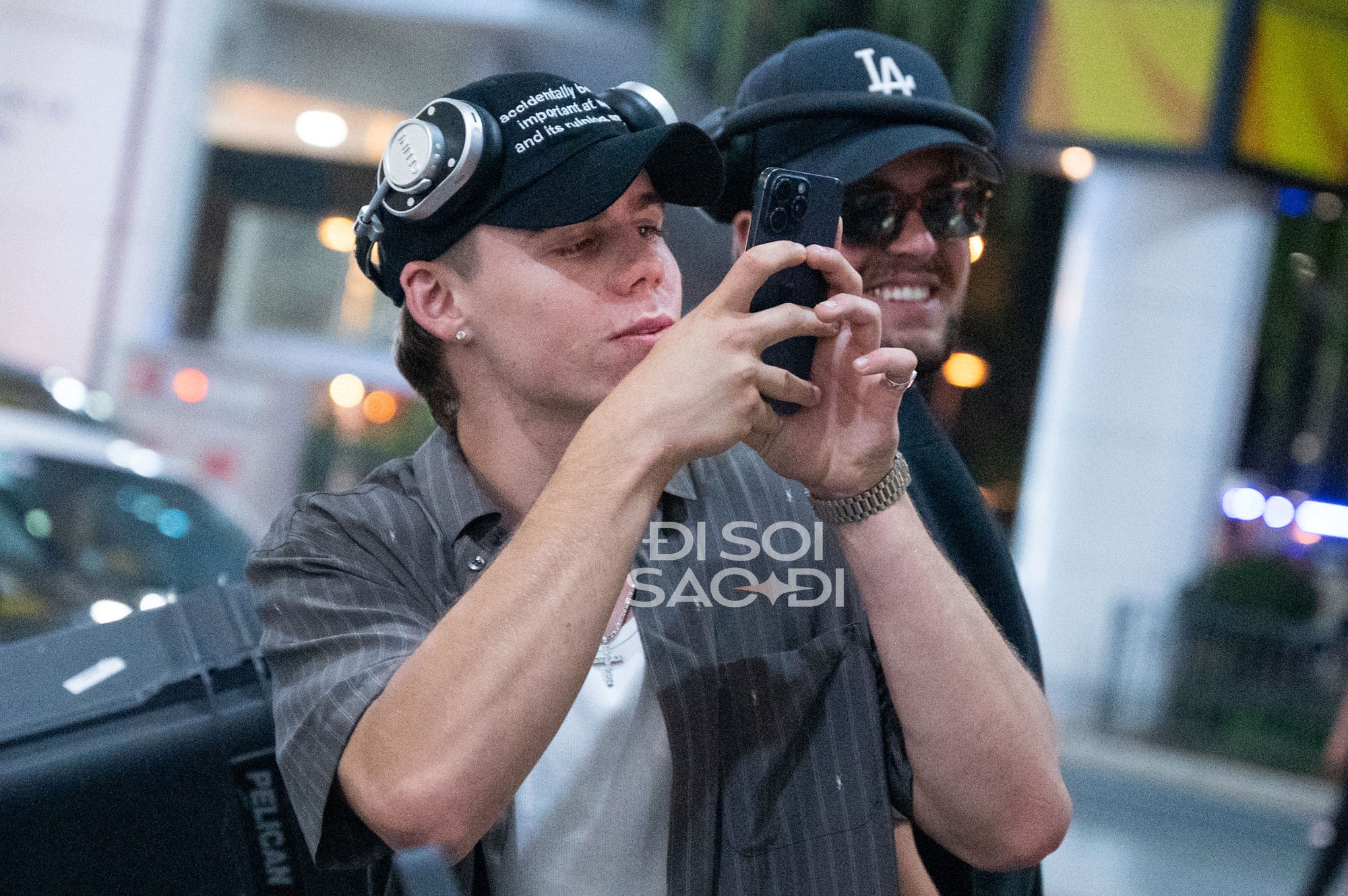 "Hoàng tử tạo hit với Justin Bieber" đổ bộ Nội Bài, bay cùng chuyến với 1 sao Việt cực đặc biệt! k17 1755623975569 1755623975750652631688