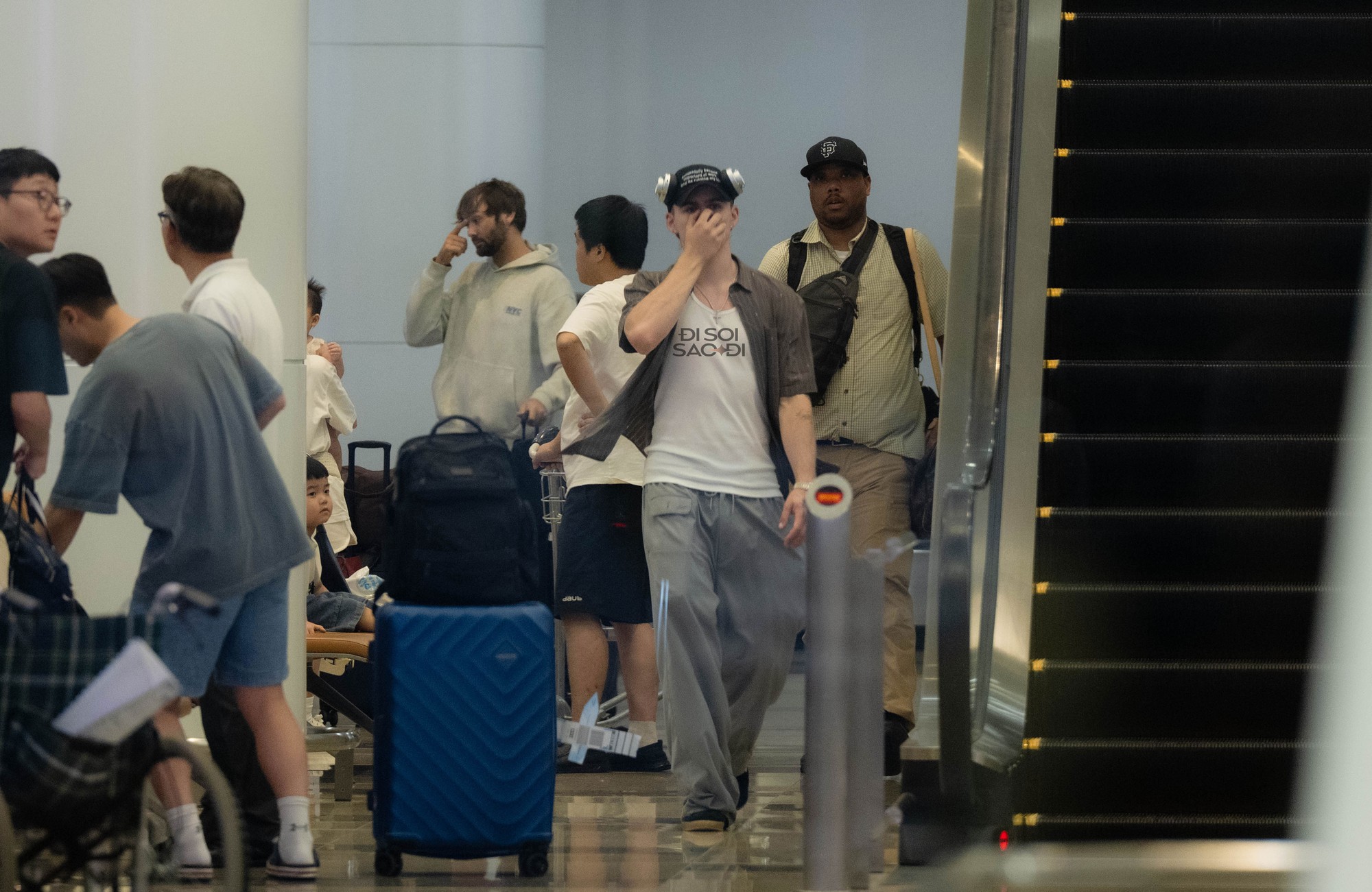 "Hoàng tử tạo hit với Justin Bieber" đổ bộ Nội Bài, bay cùng chuyến với 1 sao Việt cực đặc biệt! k2 1755623926378 17556239265451913744772