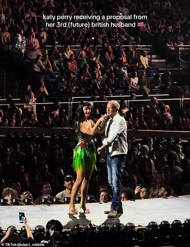 Bức ảnh Katy Perry hôn cựu Thủ tướng Canada gây sốt toàn cầu- Ảnh 2.