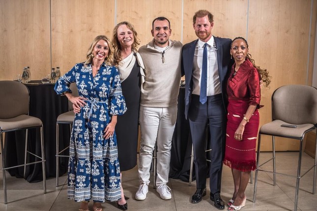 Harry phản pháo- Ảnh 1. Harry phản pháo- Ảnh 1.