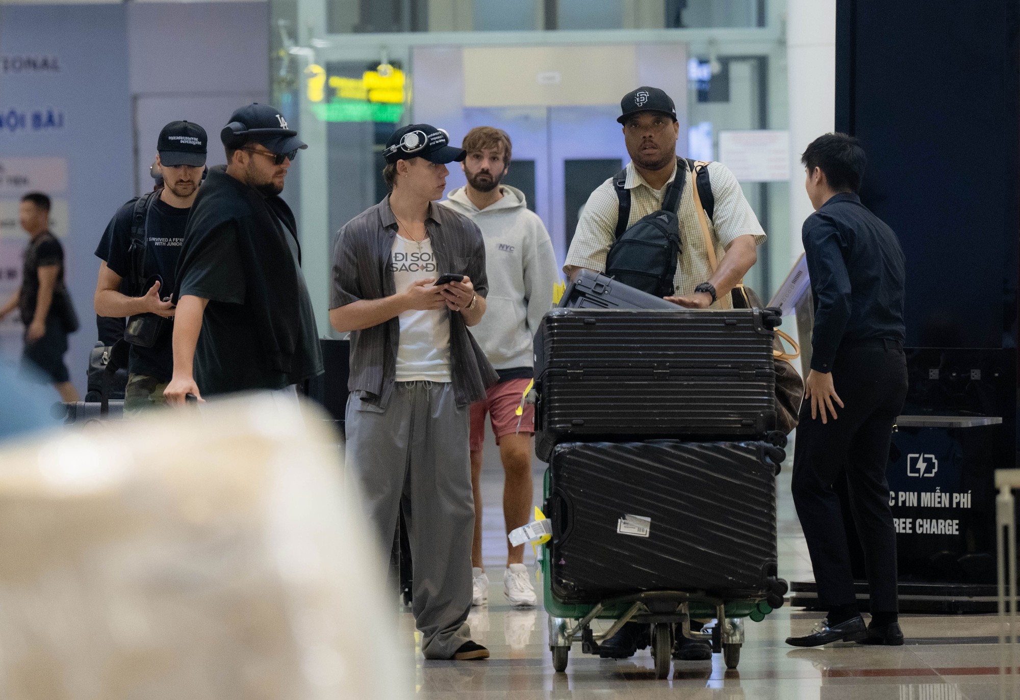 "Hoàng tử tạo hit với Justin Bieber" đổ bộ Nội Bài, bay cùng chuyến với 1 sao Việt cực đặc biệt! k4 1755623929556 1755623929757965523675