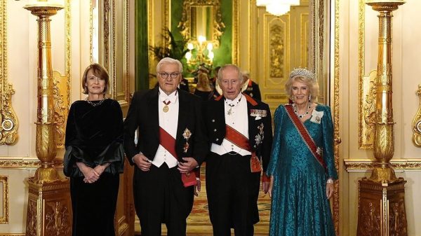 Chiếc vương miện đặc biệt của Công nương Kate 29 Chiếc vương miện đặc biệt của Công nương Kate k4 1764923443133 17649234435301442465702