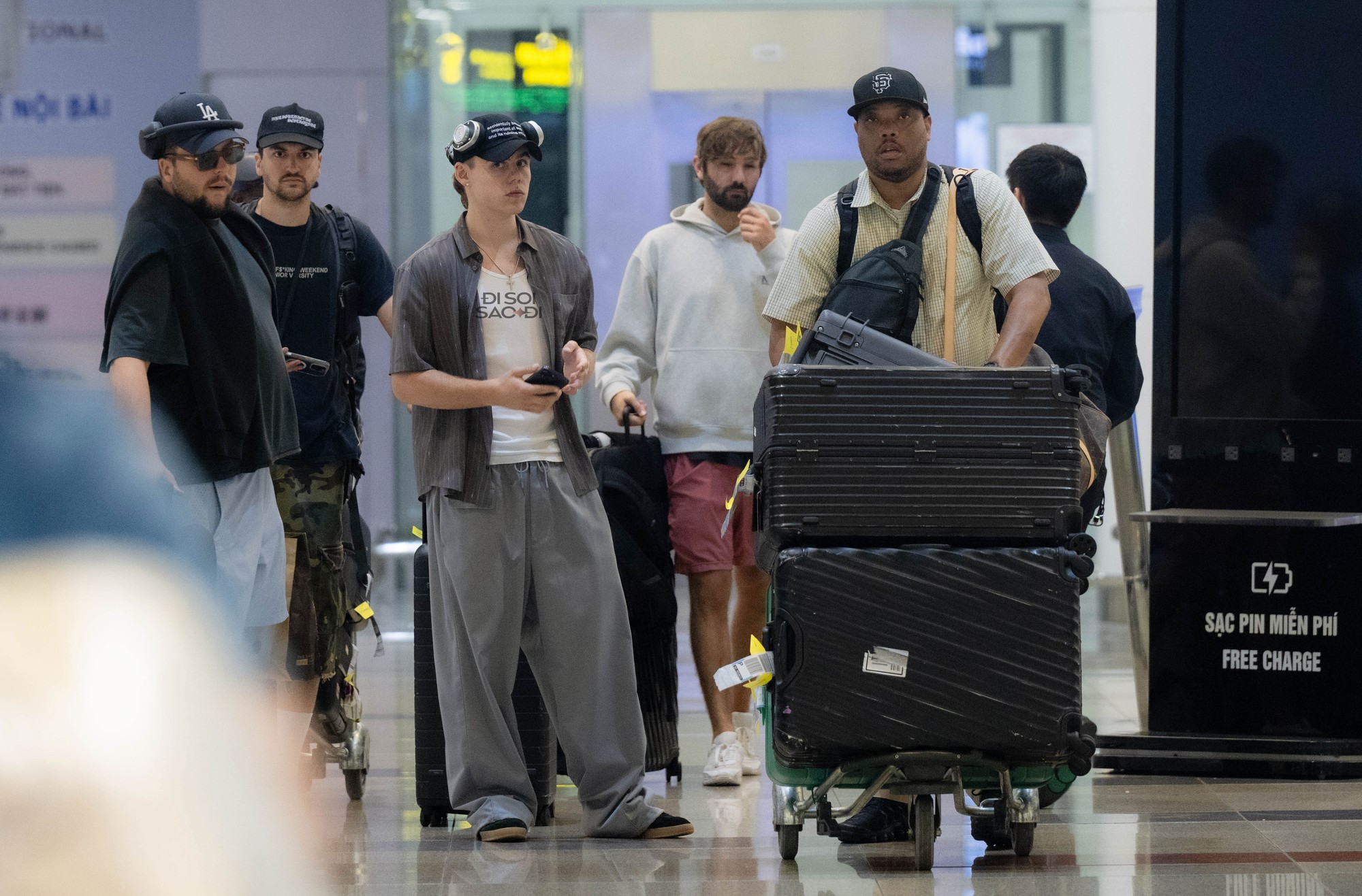 "Hoàng tử tạo hit với Justin Bieber" đổ bộ Nội Bài, bay cùng chuyến với 1 sao Việt cực đặc biệt! k5 1755623930521 1755623930992292847449