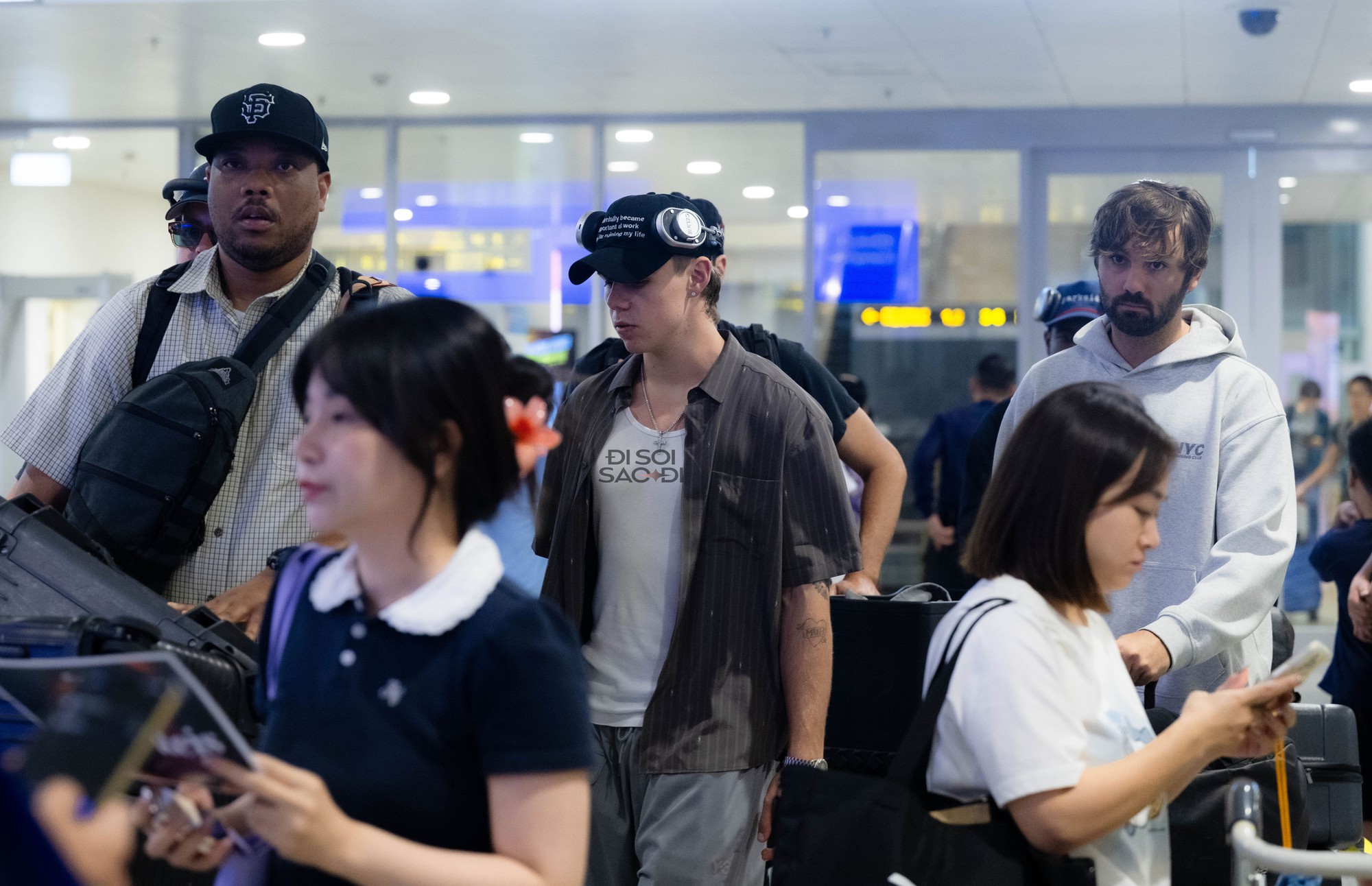 "Hoàng tử tạo hit với Justin Bieber" đổ bộ Nội Bài, bay cùng chuyến với 1 sao Việt cực đặc biệt! k6 1755623922649 17556239235341622107119