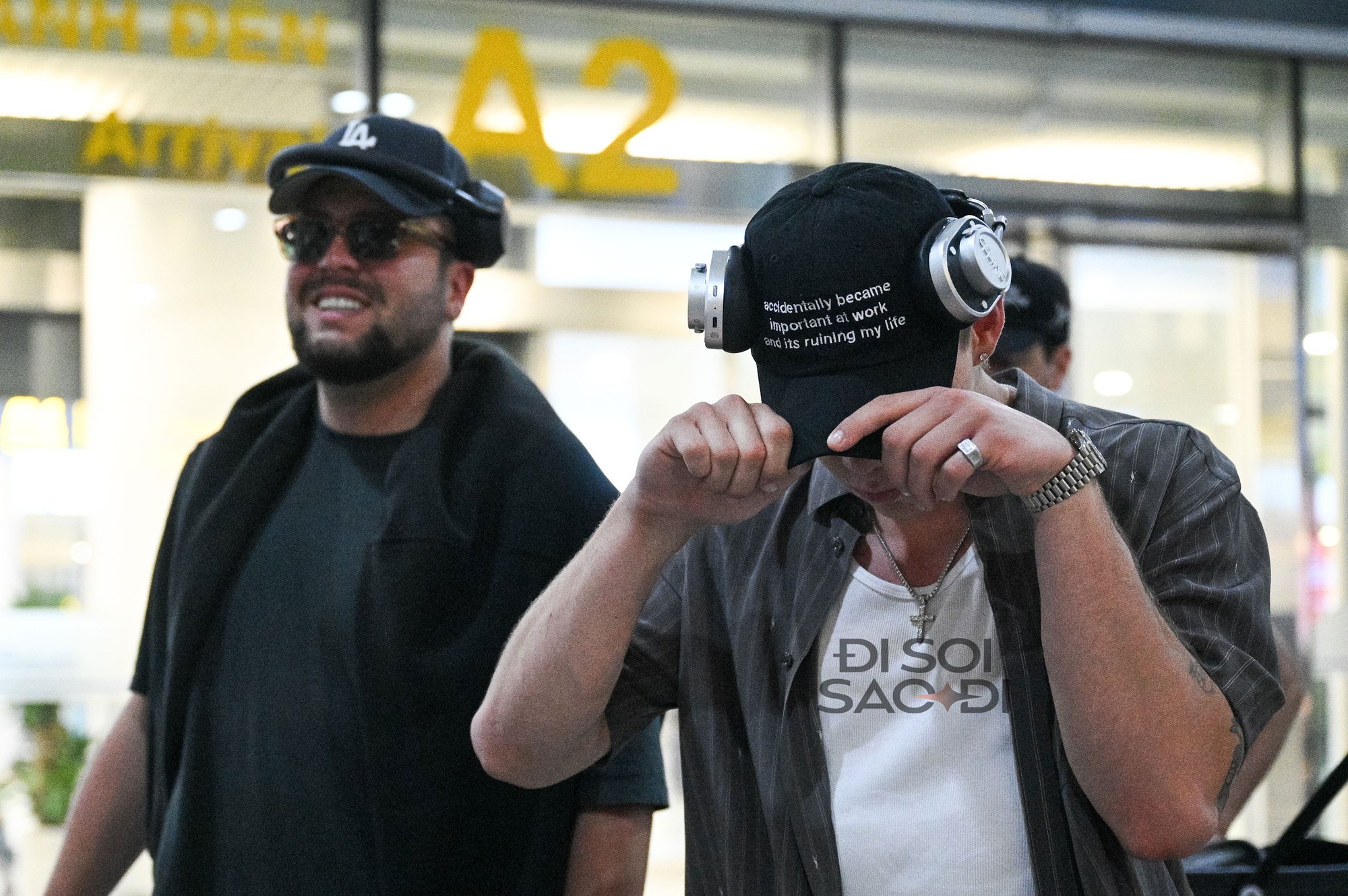 "Hoàng tử tạo hit với Justin Bieber" đổ bộ Nội Bài, bay cùng chuyến với 1 sao Việt cực đặc biệt! k9 1755623972019 17556239722381408687035