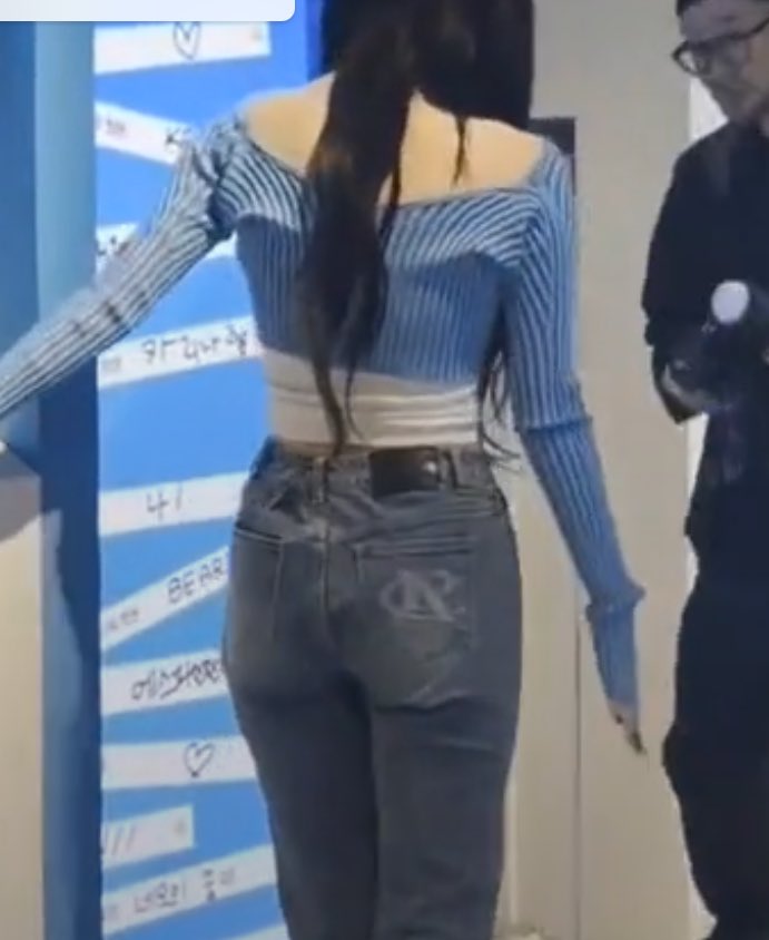 Thân hình giả dối của mỹ nhân showbiz “đẹp hơn cả AI”- Ảnh 4.