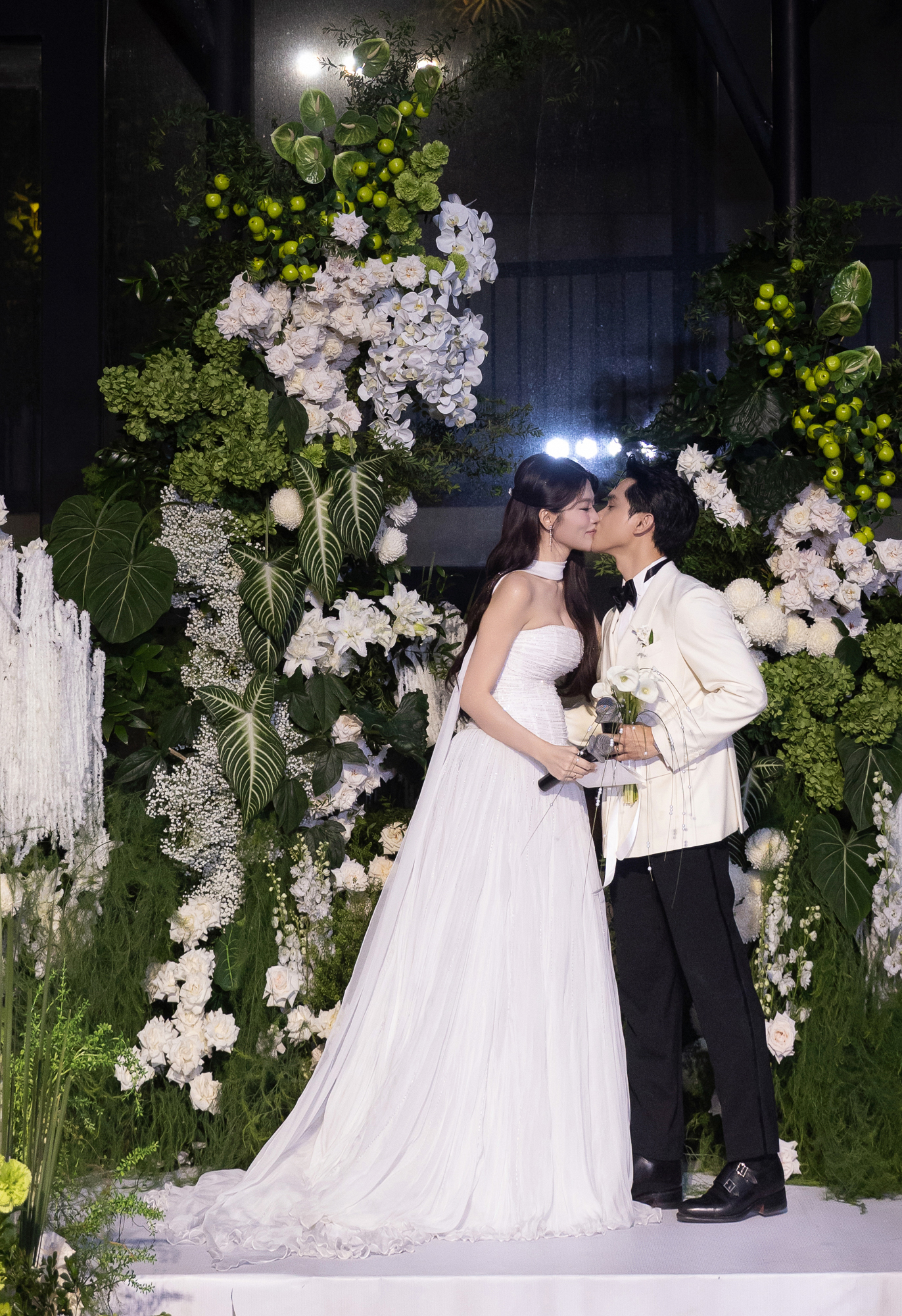 Nửa showbiz đến chúc phúc Chế Nguyễn Quỳnh Châu: Hoà Minzy nổi bần bật trong váy xuyên thấu, Ngô Kiến Huy visual