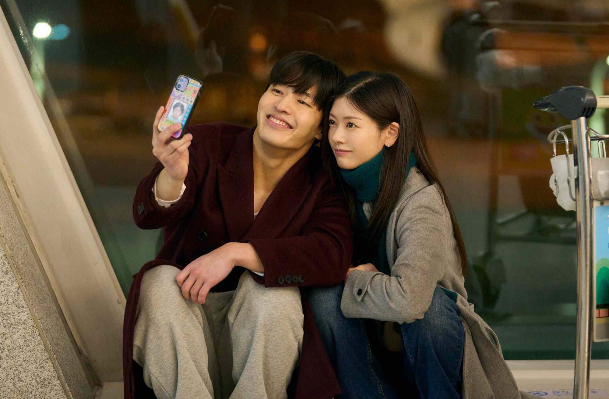 Mỹ nam đóng chính cùng lúc 2 phim Hàn đang hot rần rần, cả top 1 Netflix lẫn top 1 phòng vé mới đáng nể- Ảnh 7. Mỹ nam đóng chính cùng lúc 2 phim Hàn đang hot rần rần, cả top 1 Netflix lẫn top 1 phòng vé mới đáng nể- Ảnh 7.