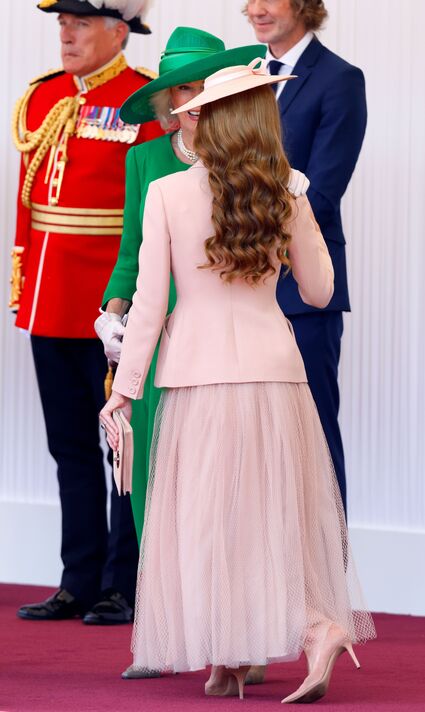 Vì sao Vương phi Kate liên tục cúi chào Vua Charles 4 lần trong một ngày?- Ảnh 1.