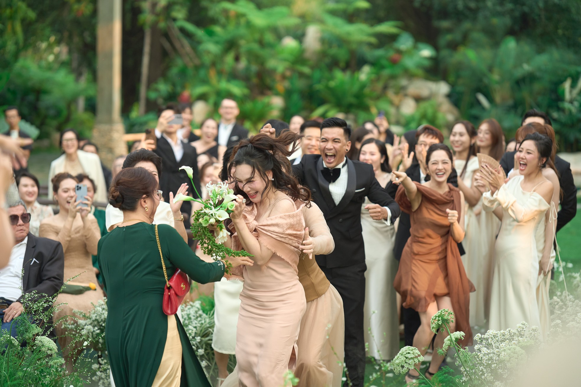 Thêm 1 màn bắt hoa cưới linh nghiệm: Hoá ra Hồ Quỳnh Hương đã bất chấp