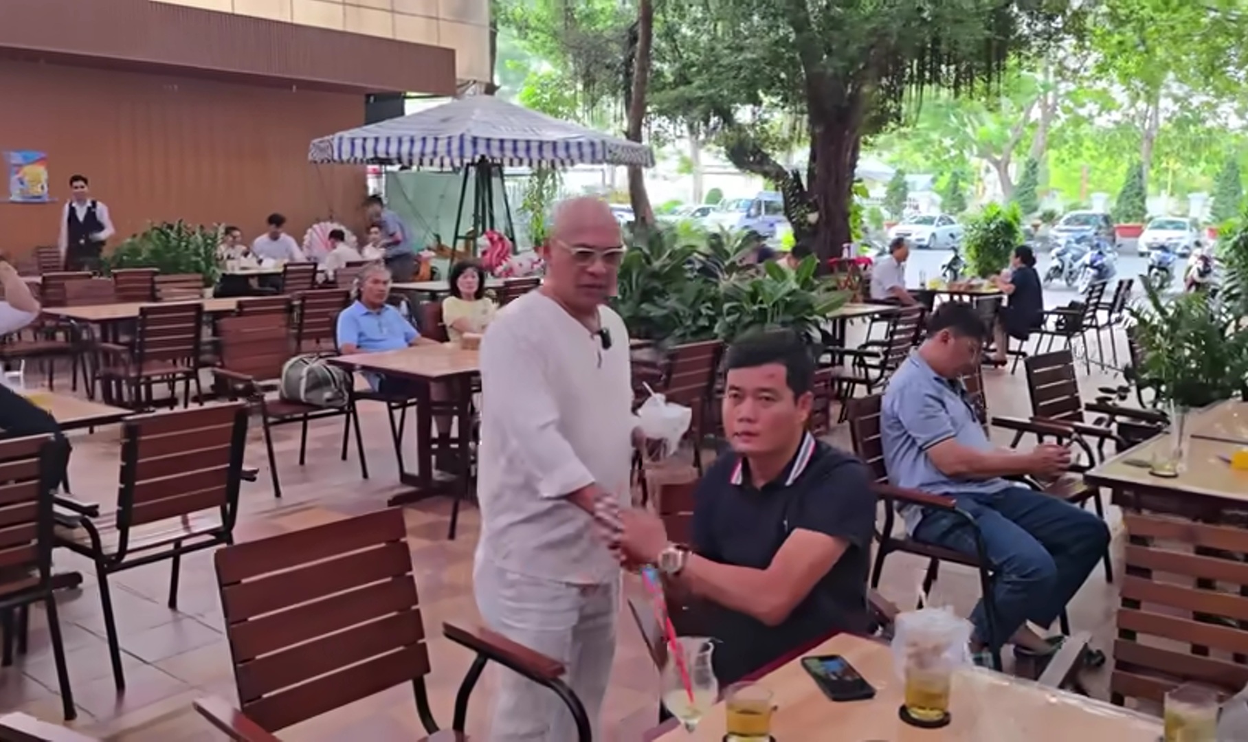 Hai ông trùm Điền Quân gặp nhau sau khi phá sản, Khương Dừa nói thẳng 1 điều với Color Man- Ảnh 1.