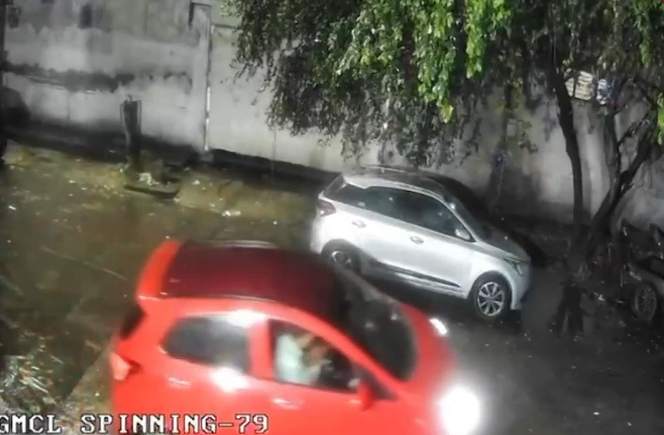 Học sinh lái ô tô tông trúng người đàn ông, kéo lê 600 mét- Ảnh 1. Học sinh lái ô tô tông trúng người đàn ông, kéo lê 600 mét- Ảnh 1.