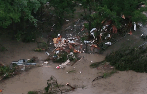 Những cách sống sót không tưởng nhất trong trận lũ quét lịch sử ở Texas: Đang nằm ngủ thì dòng nước cuốn trôi tất cả- Ảnh 5.