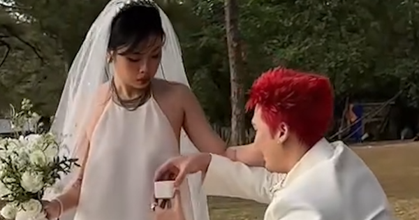 Màn cầu hôn lạ nhất Vbiz của cặp sao gen Z: Chú rể “diễn xuất bằng cả tính mạng”, cô dâu bị “đánh úp” key phong xanh chuyen canh trong chuong trinh tin tuc thoi su01443728still365 17442779075761937009417 167 355 787 1539 crop 17442795013111304009536png