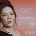 Nhan sắc khác lạ của Lý Nhã Kỳ sau 2 tháng gây xôn xao ở đám cưới Vũ Cát Tường key phong xanh chuyen canh trong chuong trinh tin tuc thoi su01445909still366 174435363660471420440 0 0 1005 1920 crop 1744353643605781894937png