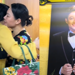 Thất thứ 3 của Quý Bình: 1 sao nữ đều đặn tới viếng, bật khóc ôm chầm lấy vợ của nam diễn viên key phong xanh chuyen canh trong chuong trinh tin tuc thoi su01450625still320 17431441455061668182120 54 0 1059 1920 crop 17431442119741932638427png