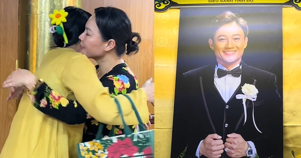 Thất thứ 3 của Quý Bình: 1 sao nữ đều đặn tới viếng, bật khóc ôm chầm lấy vợ của nam diễn viên key phong xanh chuyen canh trong chuong trinh tin tuc thoi su01450625still320 17431441455061668182120 54 0 1059 1920 crop 17431442119741932638427png