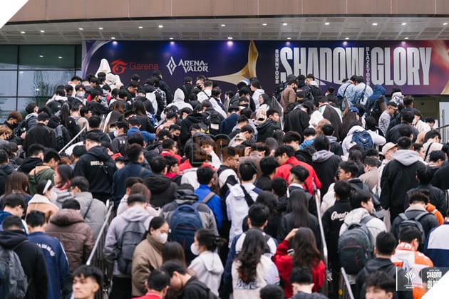 Cap Nhat Toan Canh Ngay Thi Dau Ban Ket AIC 2025 - Suc Nong Trong Lan Dau Tien To Chuc Tai Ha Noi Đông đảo CĐV xếp hàng tại Cung điền kinh Mỹ Đình trong ngày thi đấu Bán Kết