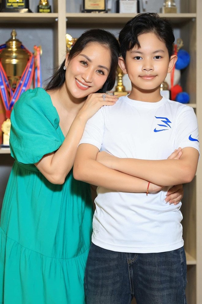 khanh-thi-10-1749373236-322-width660height990 Mối tình lệch tuổi của Khánh Thi - Phan Hiển từ tranh cãi đến hôn nhân viên mãn - 10