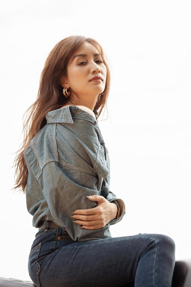 khanh-thi-2-1749373193-690-width660height990 Mối tình lệch tuổi của Khánh Thi - Phan Hiển từ tranh cãi đến hôn nhân viên mãn - 2