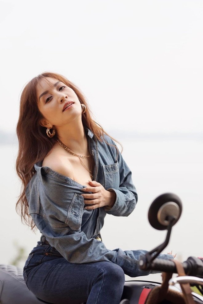 khanh-thi-4-1749373193-242-width660height990 Mối tình lệch tuổi của Khánh Thi - Phan Hiển từ tranh cãi đến hôn nhân viên mãn - 4