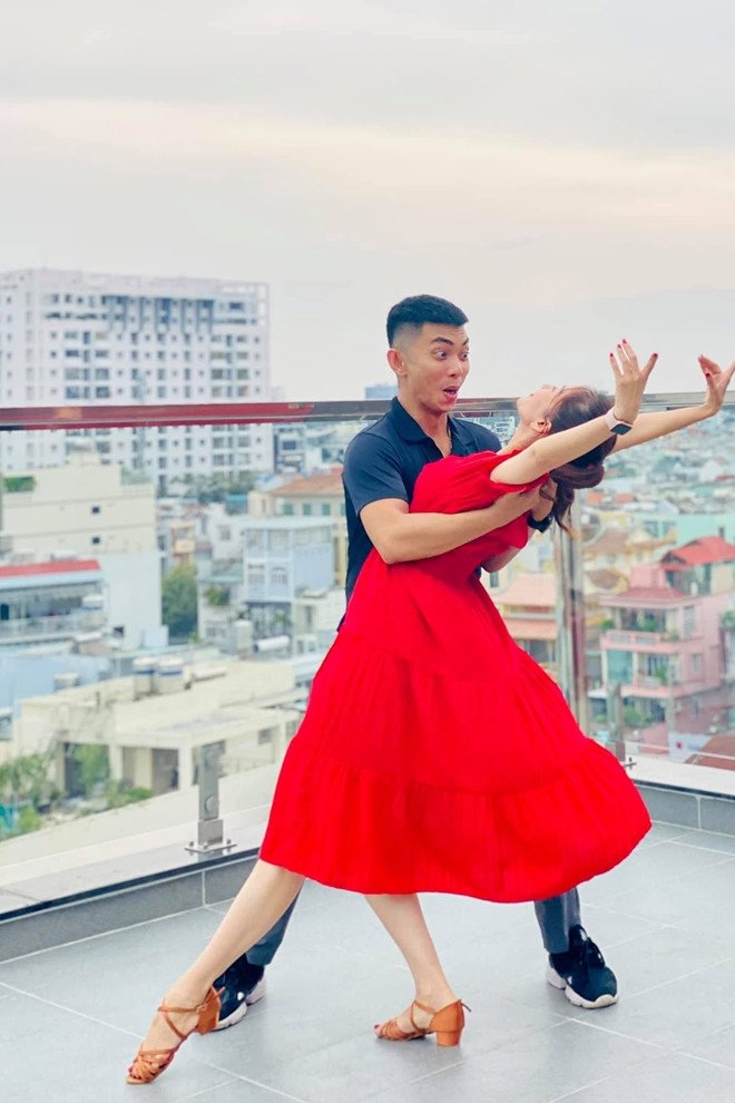 khanh-thi-5-1749373207-545-width660height990 Mối tình lệch tuổi của Khánh Thi - Phan Hiển từ tranh cãi đến hôn nhân viên mãn - 5