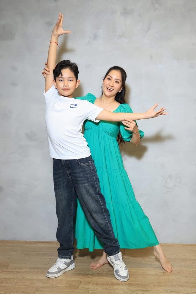 khanh-thi-9-1749373236-566-width660height990 Mối tình lệch tuổi của Khánh Thi - Phan Hiển từ tranh cãi đến hôn nhân viên mãn - 9