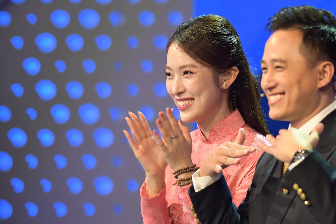 Khánh Vy duyên dáng sánh đôi MC Ngọc Huy trong chung kết Olympia 25 - 7