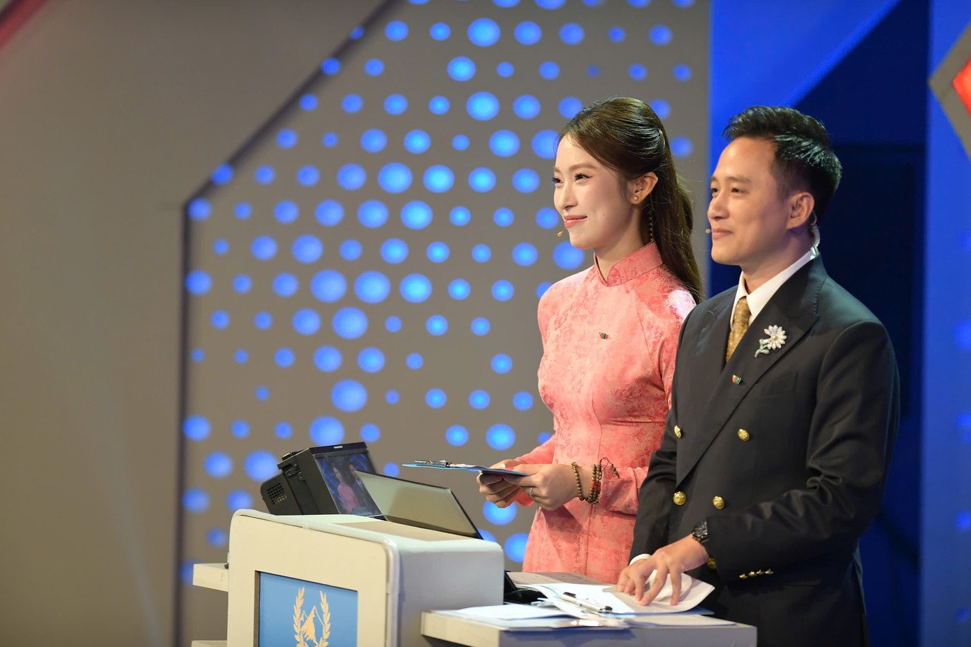 Khánh Vy duyên dáng sánh đôi MC Ngọc Huy trong chung kết Olympia 25 - 8