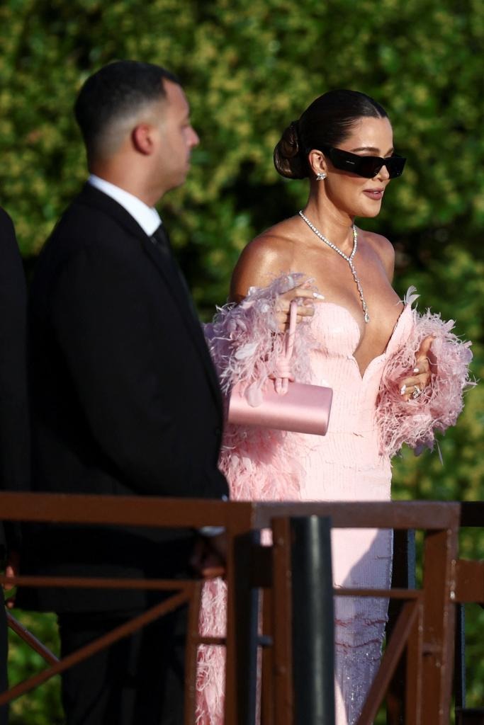 Đám cưới tỷ phú Jeff Bezos: Kim Kardashian - Kylie Jenner sexy