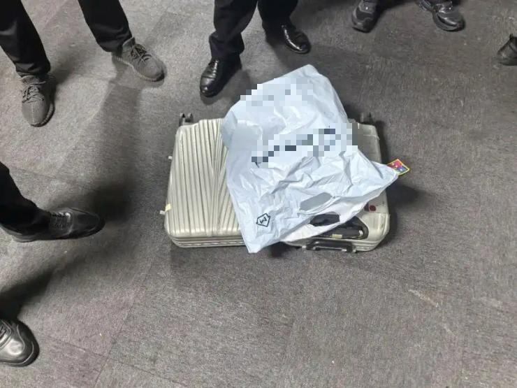 Người đàn ông phát hiện vali chứa gần 3 tỷ đồng tiền mặt, cảnh sát vào cuộc và cái kết bất ngờ- Ảnh 1. Người đàn ông phát hiện vali chứa gần 3 tỷ đồng tiền mặt, cảnh sát vào cuộc và cái kết bất ngờ- Ảnh 1.