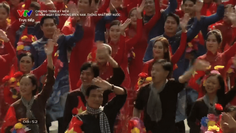 Khoảnh khắc đẹp khối nghệ sĩ diễu hành 30/4: Ngọc Châu - Tiểu Vy xuất hiện sáng bừng khung hình, 1 nam diễn viên liên tục cúi đầu- Ảnh 2.