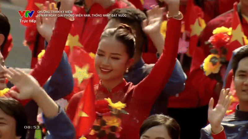 Khoảnh khắc đẹp khối nghệ sĩ diễu hành 30/4: Ngọc Châu - Tiểu Vy xuất hiện sáng bừng khung hình, 1 nam diễn viên liên tục cúi đầu- Ảnh 3.