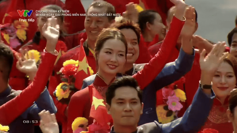 Khoảnh khắc đẹp khối nghệ sĩ diễu hành 30/4: Ngọc Châu - Tiểu Vy xuất hiện sáng bừng khung hình, 1 nam diễn viên liên tục cúi đầu- Ảnh 4.