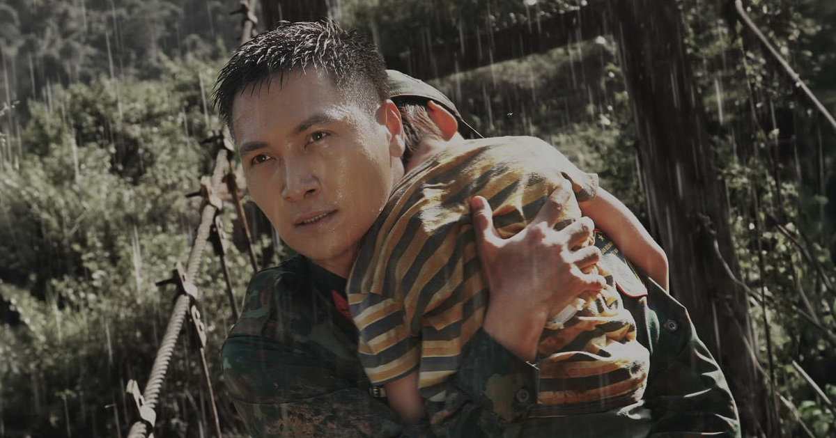 Sản phụ sắp sinh mắc kẹt trong mưa lũ, nước dâng tận nóc nhà, xem cảnh bộ đội giải cứu mà thắt lòng- Ảnh 7.