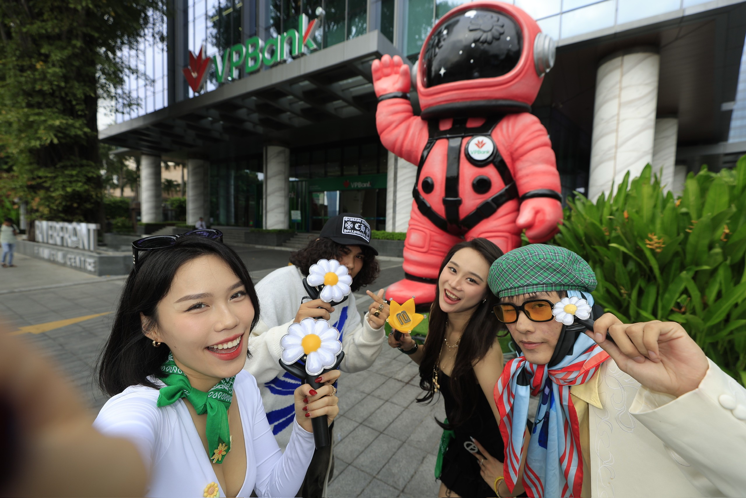 V-FAM háo hức check-in cùng phi hành gia hồng trước VPBank Flagship Hồ Chí Minh