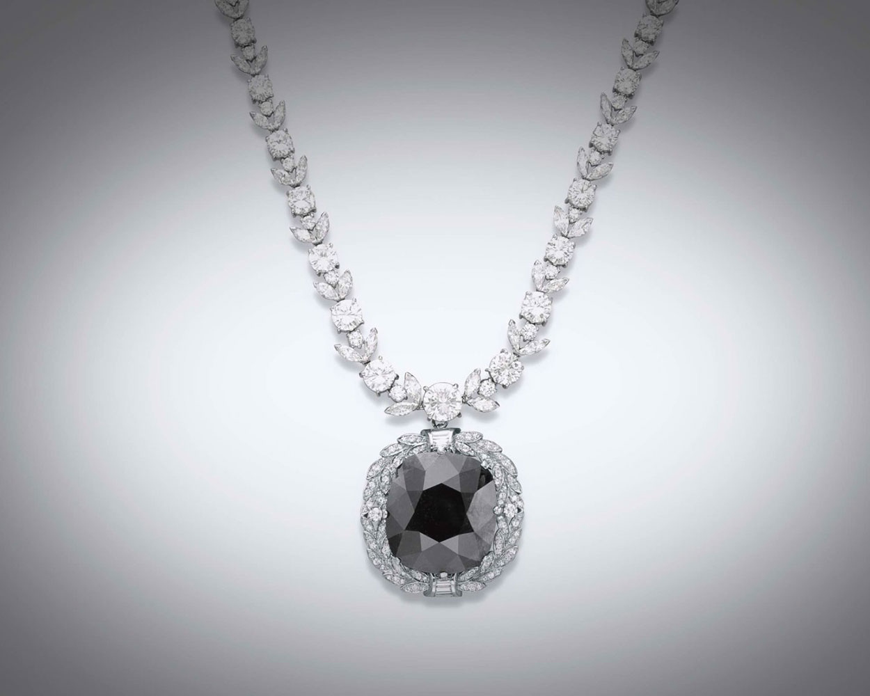 Viên kim cương đen dính phải