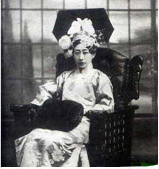 Quận chúa cuối cùng vạch trần 8 cái sai của phim ảnh về nhà Thanh: Nô tài chưa bao giờ Quận chúa cuối cùng vạch trần 8 cái sai của phim ảnh về nhà Thanh: Nô tài chưa bao giờ